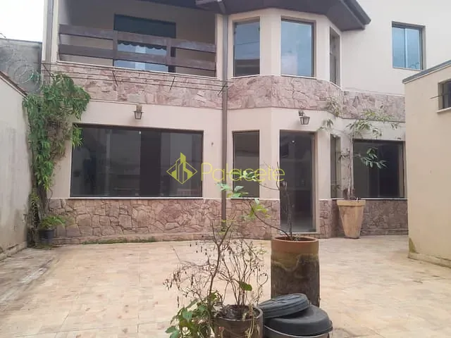 Sobrado com 250m² 5 quartos e 3 banheiros, à venda, no bairro Jardim Califórnia em Taubaté
