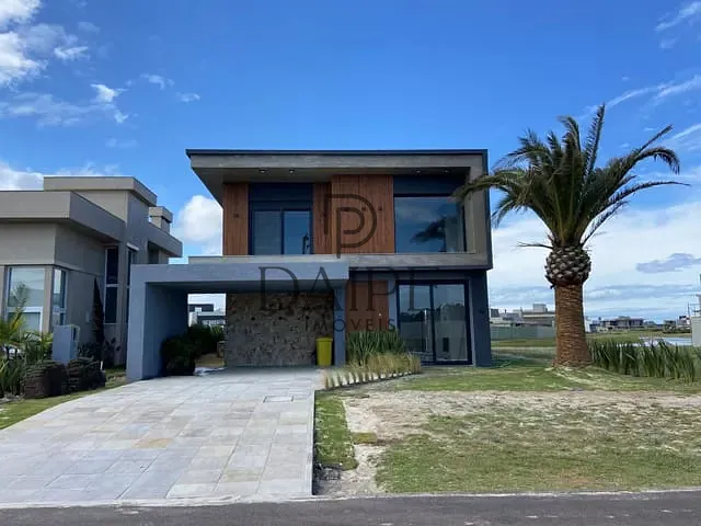 Sobrado com 473m² 3 quartos e 3 banheiros, à venda, no bairro local em Capão da Canoa