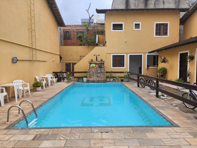 Condomínio do Casa - Casa em condomínio para locação de frente piso em cerâmica contendo 2 quartos com direito a 1 vaga  com piscina, churrasqueira , zelador  Braga, Cabo Frio | Proced Imóveis