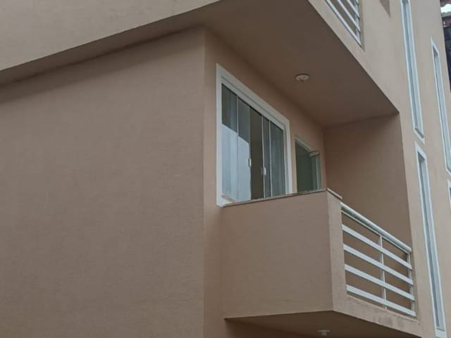Sobrado com 120m² 2 quartos e 2 banheiros, à venda, no bairro Maria Turri em Rio das Ostras