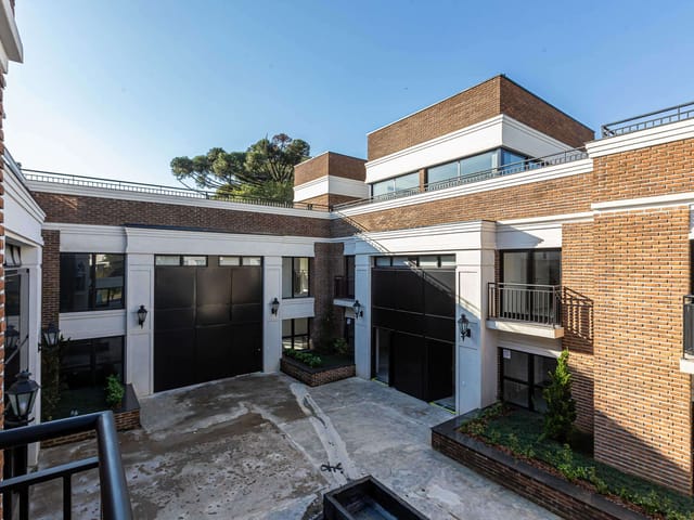 Sobrado com 296m² 3 quartos e 4 banheiros, à venda, no bairro Ahú em Curitiba