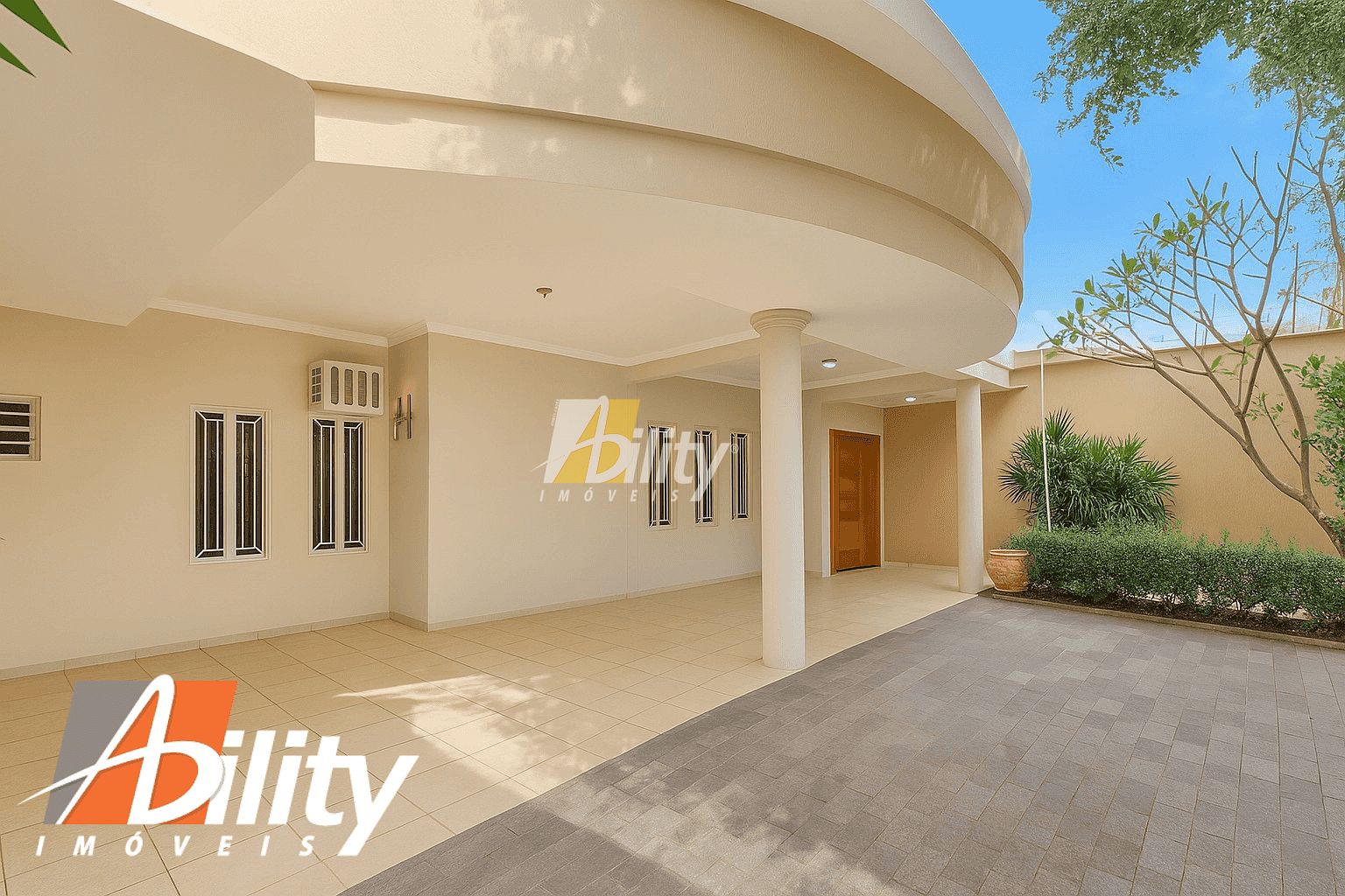 Sobrado à venda com 3 quartos, 300m² - Foto 1