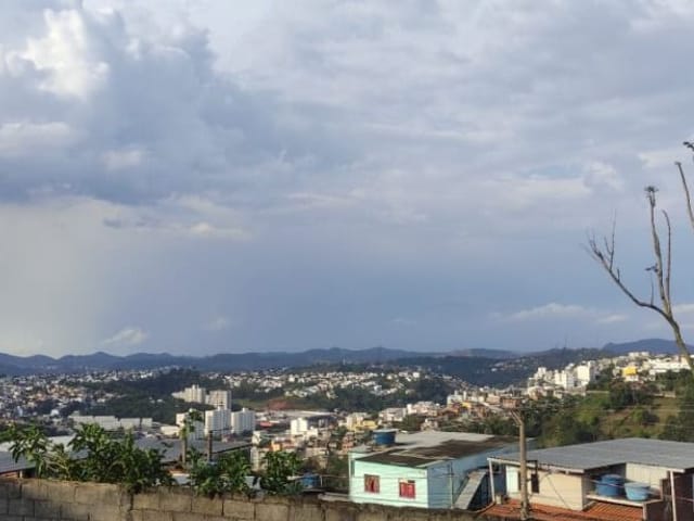 Sobrado 3 quartos e 1 banheiro, à venda, no bairro Santos Dumont em Juiz de Fora