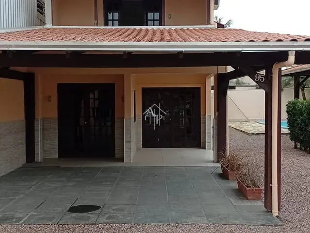 Sobrado 3 quartos e 3 banheiros, para alugar, no bairro Cordeiros em Itajaí