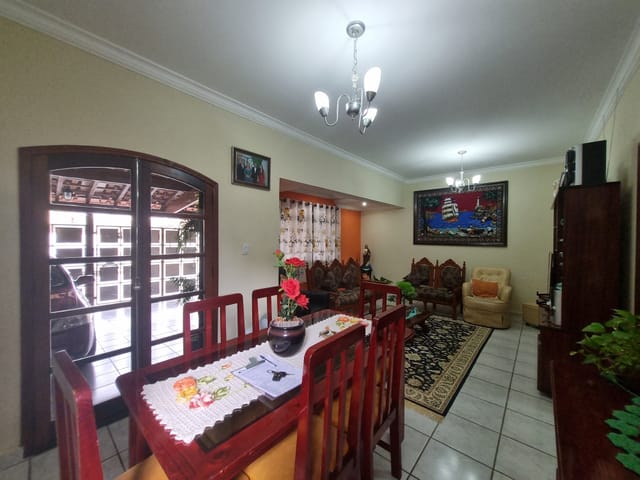 Sobrado com 200m² 4 quartos e 3 banheiros, à venda, no bairro Jardim Cristina em Pindamonhangaba