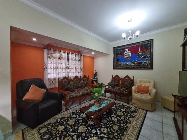 Sobrado com 200m² 4 quartos e 3 banheiros, à venda, no bairro Jardim Cristina em Pindamonhangaba