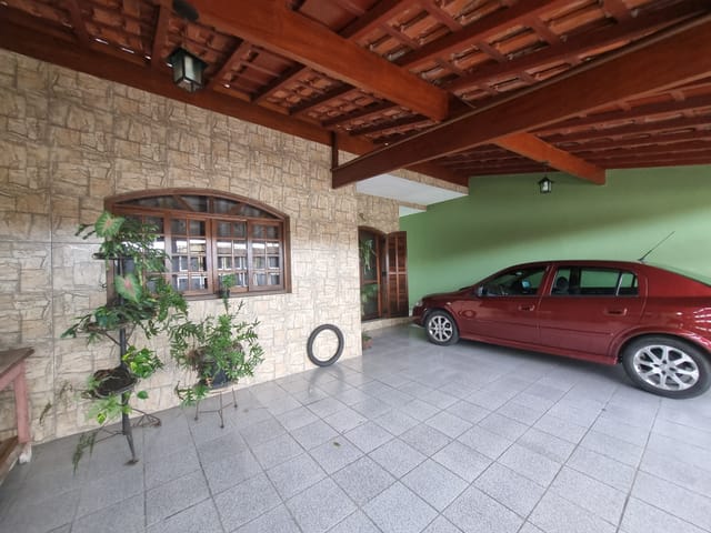 Sobrado com 200m² 4 quartos e 3 banheiros, à venda, no bairro Jardim Cristina em Pindamonhangaba