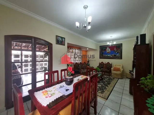 Sobrado com 200m² 4 quartos e 3 banheiros, à venda, no bairro Jardim Cristina em Pindamonhangaba