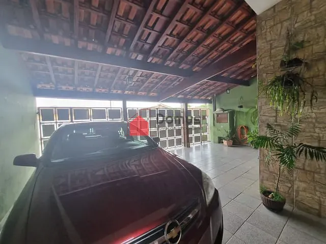 Sobrado com 200m² 4 quartos e 3 banheiros, à venda, no bairro Jardim Cristina em Pindamonhangaba