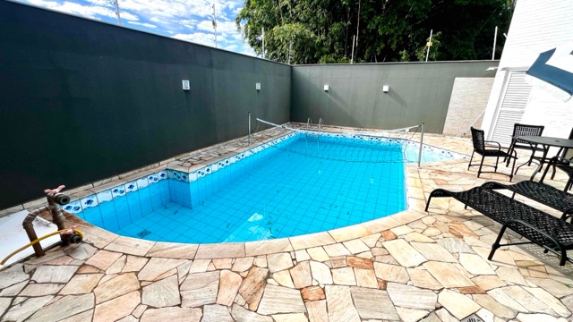Sobrado com 558m² 4 quartos e 6 banheiros, à venda, no bairro Condomínio Petit Ville em Londrina