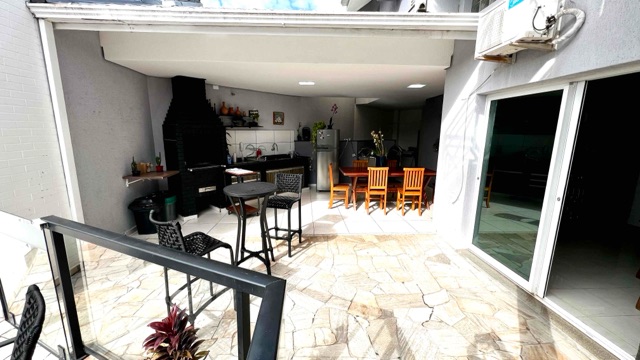 Sobrado com 558m² 4 quartos e 6 banheiros, à venda, no bairro Condomínio Petit Ville em Londrina