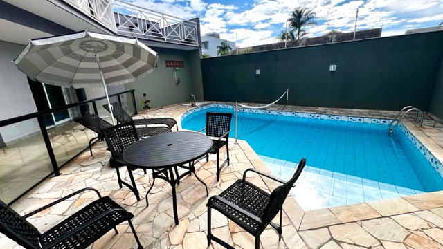 Sobrado com 558m² 4 quartos e 6 banheiros, à venda, no bairro Condomínio Petit Ville em Londrina