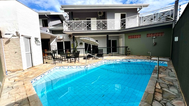 Sobrado com 558m² 4 quartos e 6 banheiros, à venda, no bairro Condomínio Petit Ville em Londrina