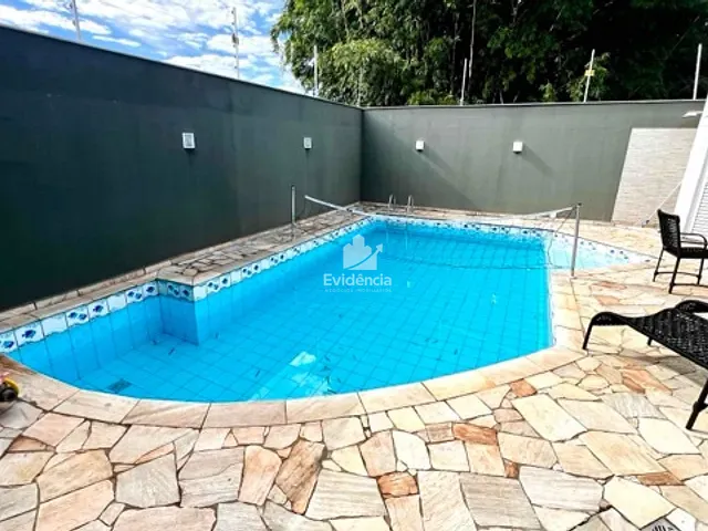 Sobrado com 558m² 4 quartos e 6 banheiros, à venda, no bairro Condomínio Petit Ville em Londrina