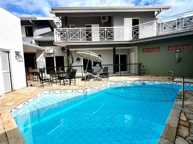 Sobrado com 558m² 4 quartos e 6 banheiros, à venda, no bairro Condomínio Petit Ville em Londrina
