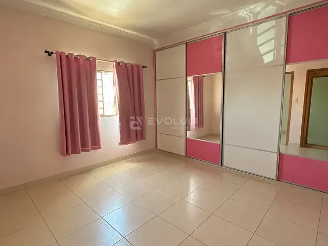 Sobrado à venda, no bairro Setor Oeste em Goiânia