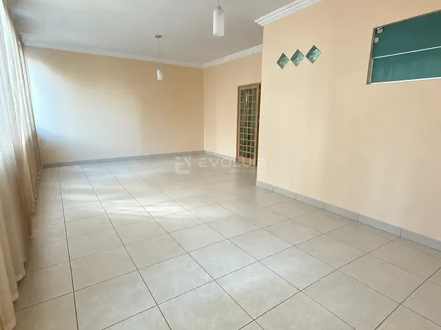 Sobrado à venda, no bairro Setor Oeste em Goiânia