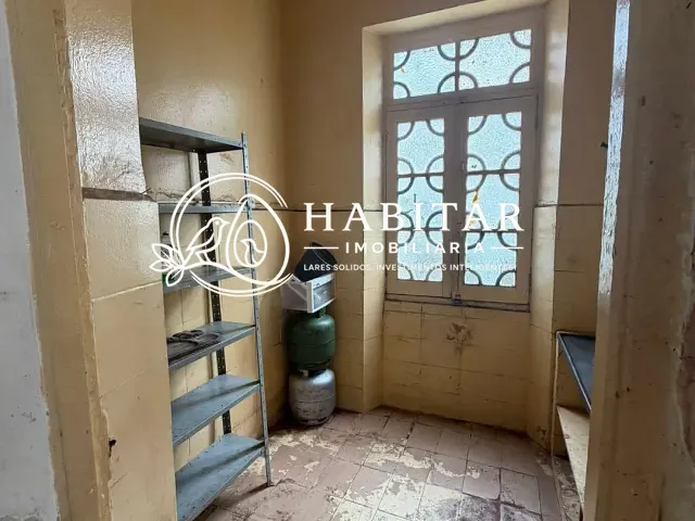 Sobrado 3 quartos e 2 banheiros, à venda, no bairro Centro em Corumbá
