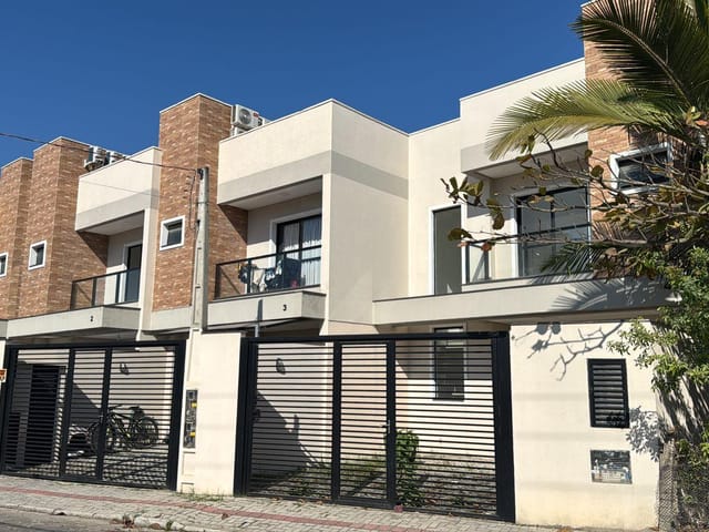 Sobrado 3 quartos e 3 banheiros, à venda, no bairro Pereque em Porto Belo