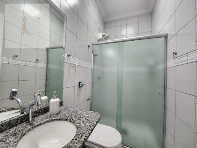 Sobrado com 360m² 4 quartos e 5 banheiros, à venda, no bairro SHANGRILA em Cuiabá