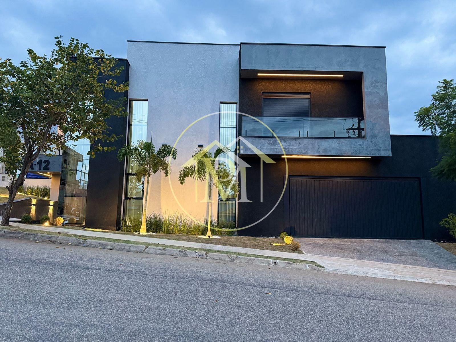 Sobrado à venda com 3 quartos, 270m² - Foto 1