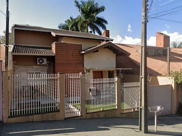 Casa com 319m², para alugar, no bairro Centro em Cambé