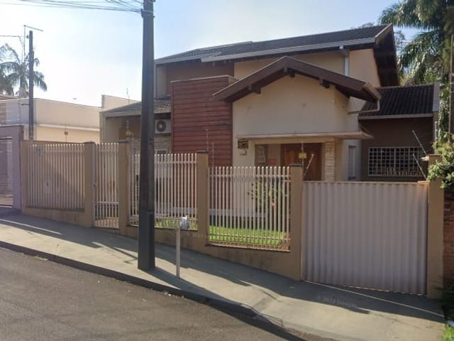 Casa com 319m², para alugar, no bairro Centro em Cambé