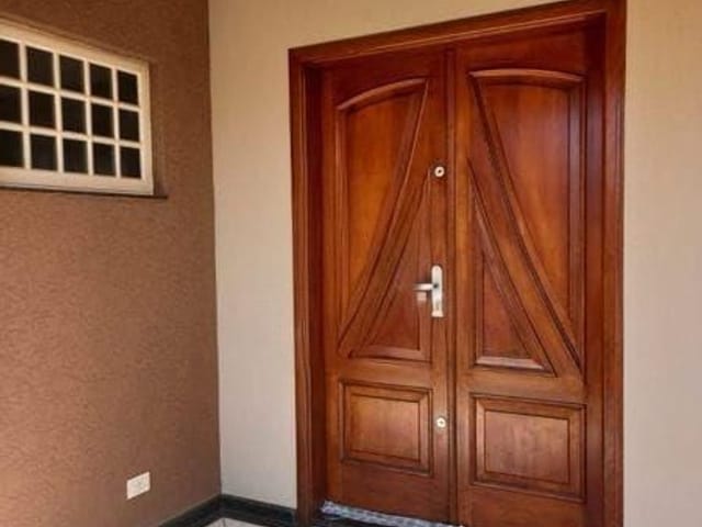 Casa com 319m², para alugar, no bairro Centro em Cambé