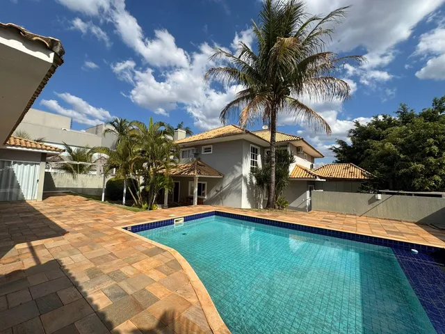 Sobrado com 10m² 4 quartos e 5 banheiros, para alugar, no bairro Jardim Tarobá em Cambé