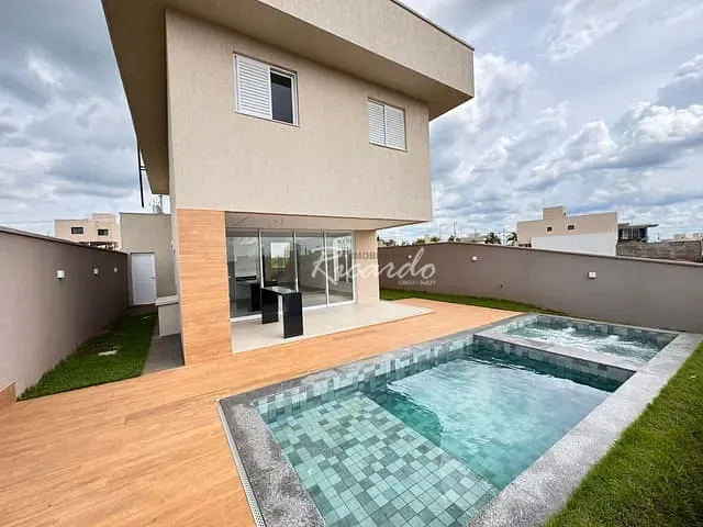 Sobrado com 267m² 3 quartos e 4 banheiros, à venda, no bairro Residencial Marilia em Senador Canedo