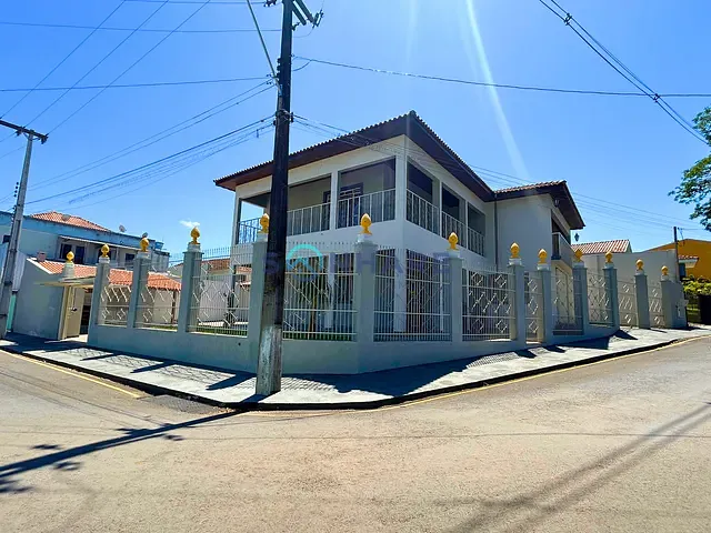 Sobrado 4 quartos e 7 banheiros, para alugar, no bairro Centro em Tomazina