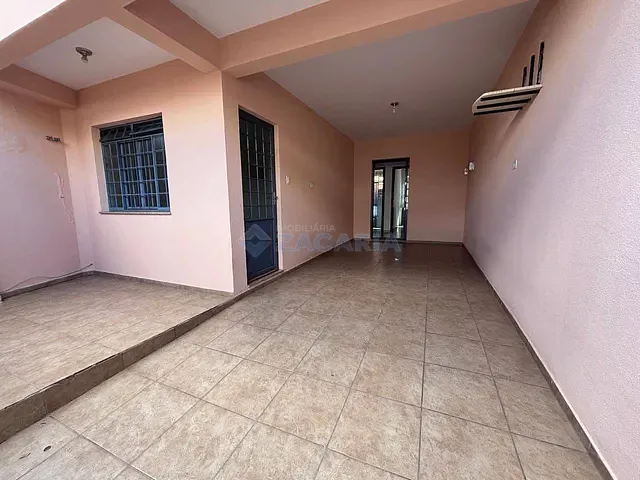 Sobrado 3 quartos e 2 banheiros, para alugar, no bairro Vila Monte Castelo em Apucarana