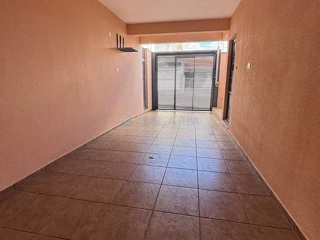 Sobrado 3 quartos e 2 banheiros, para alugar, no bairro Vila Monte Castelo em Apucarana