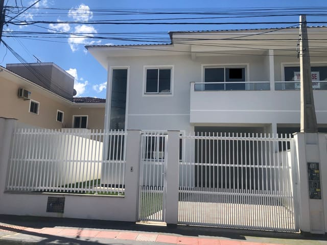 Foto do Sobrado - Sobrados à venda,  com 3 quartos, sendo 1 suíte com sacada, no Centro, Palhoça | Elite Imóveis