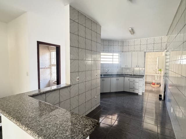 Sobrado com 350m² 3 quartos e 2 banheiros, à venda ou para alugar, no bairro Vila Doutor Laurindo em Tatuí