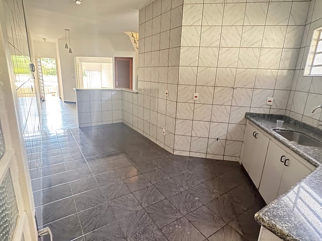 Sobrado com 350m² 3 quartos e 2 banheiros, à venda ou para alugar, no bairro Vila Doutor Laurindo em Tatuí