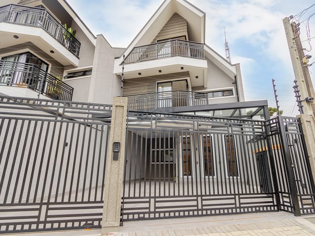 Sobrado com 321m² 3 quartos e 4 banheiros, à venda, no bairro Vista Alegre em Curitiba