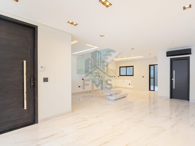 Sobrado com 321m² 3 quartos e 4 banheiros, à venda, no bairro Vista Alegre em Curitiba