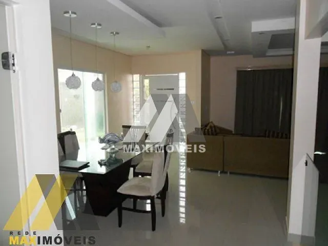 Sobrado com 360m² 3 quartos e 3 banheiros, à venda, no bairro Centro em Araçuaí