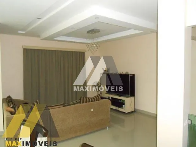 Sobrado com 360m² 3 quartos e 3 banheiros, à venda, no bairro Centro em Araçuaí