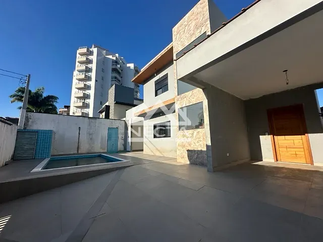 Sobrado com 300m² 4 quartos e 3 banheiros, à venda, no bairro Indaiá em Caraguatatuba