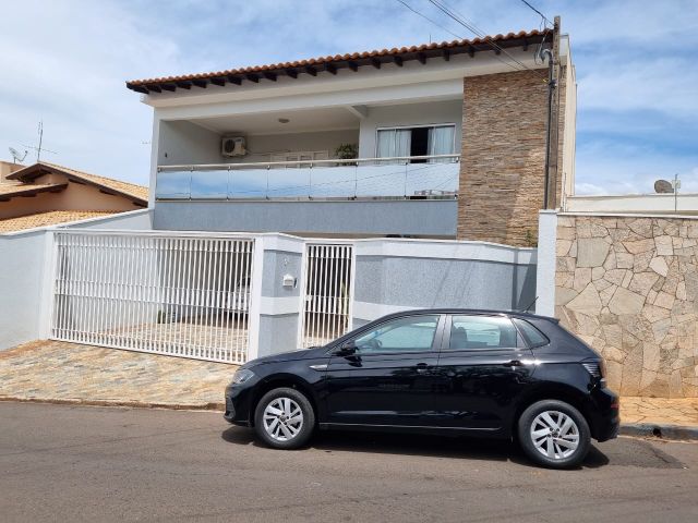 Sobrado 3 quartos e 5 banheiros, à venda, no bairro Jardim Santa Rita em Fernandópolis