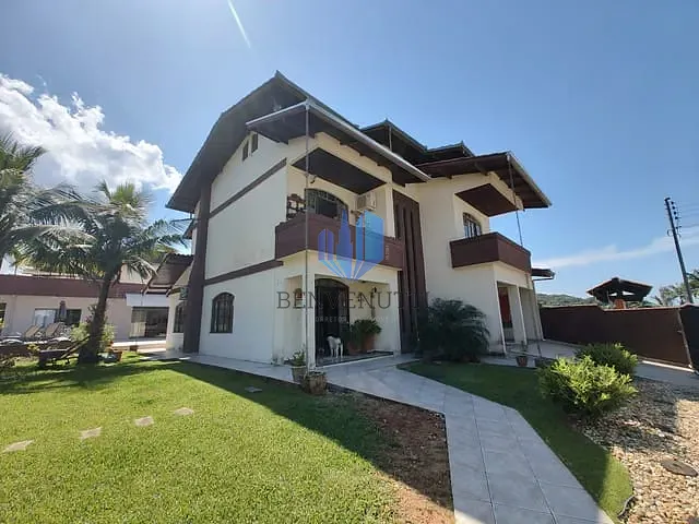Casa 4 quartos e 4 banheiros, à venda, no bairro Centro em Camboriú