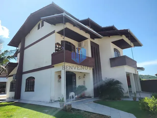 Casa 4 quartos e 4 banheiros, à venda, no bairro Centro em Camboriú