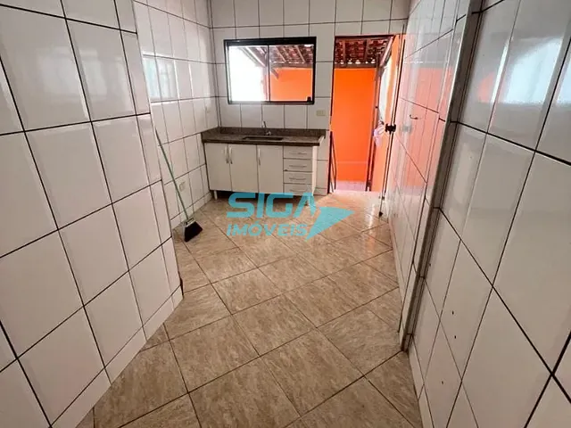 Sobrado com 100m² 3 quartos e 2 banheiros, para alugar, no bairro Centro em Pouso Alegre