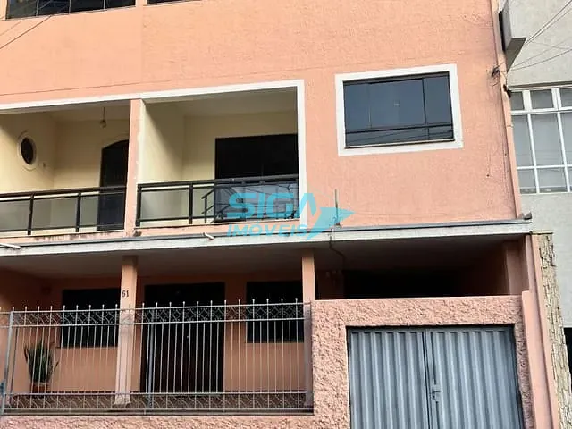 Sobrado com 100m² 3 quartos e 2 banheiros, para alugar, no bairro Centro em Pouso Alegre