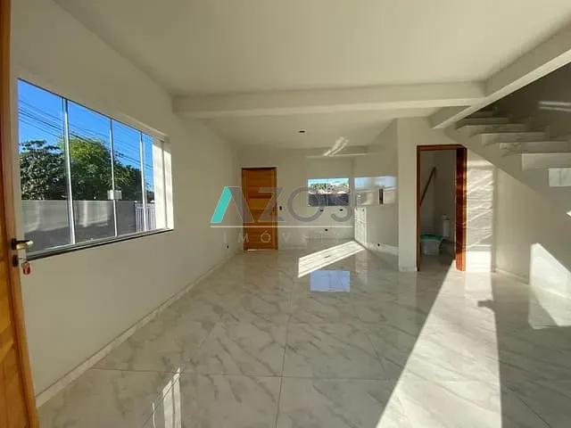 Sobrado 3 quartos e 2 banheiros, à venda, no bairro Guaraituba em Colombo