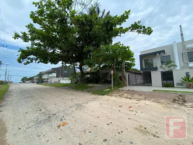 Sobrado 3 quartos e 2 banheiros, à venda, no bairro Continental em Itapoá