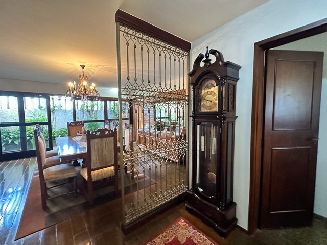Sobrado com 481m² 4 quartos e 5 banheiros, à venda, no bairro Jardim Quebec em Londrina