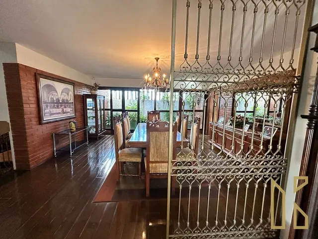 Sobrado com 481m² 4 quartos e 5 banheiros, à venda, no bairro Jardim Quebec em Londrina